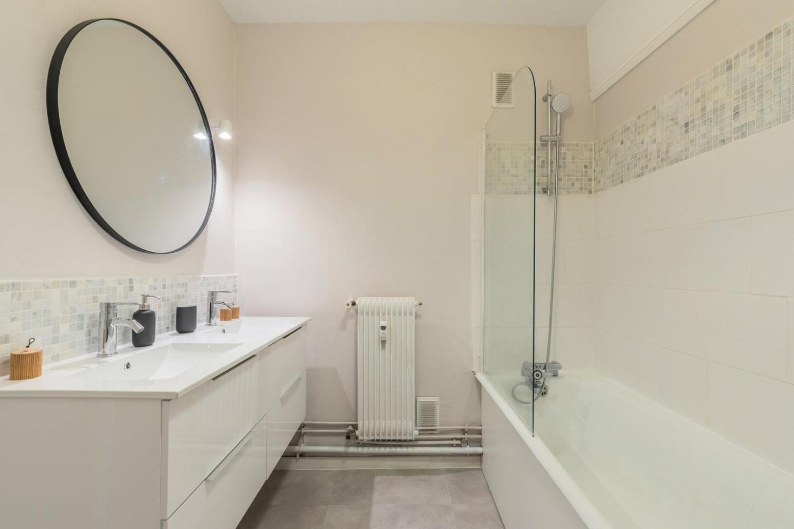 Spacious 3 Bedroom Apartment & Private Parking! Lambersart 외부 사진