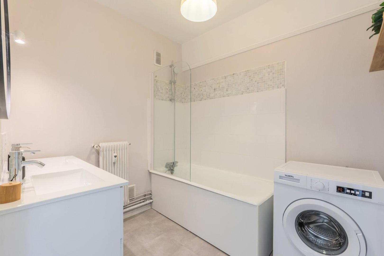 Spacious 3 Bedroom Apartment & Private Parking! Lambersart 외부 사진